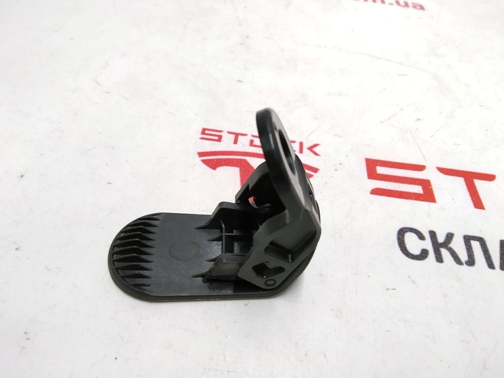 13 Tapón (abrazadera) para fijar la caja del compartimento del motor, derecha Tesla modelo 3 1116003-00-C